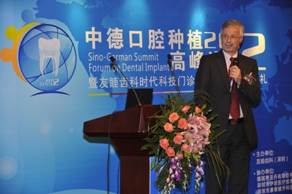 德国法兰克福大学牙科学院Lauer教授在台上演讲